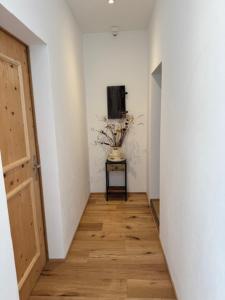 a hallway with a table and a television in a room at Ustreia Orta in Lohn