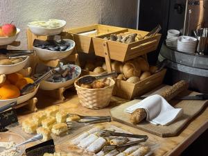ein Tisch, der mit vielen verschiedenen Speisen gedeckt ist in der Unterkunft Hotel Pension Löwen nahe Feldkirch - günstige Zimmer für Urlauber, Firmen und Monteure in Sulz