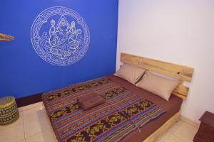 Säng eller sängar i ett rum på Happy Buddha Yogyakarta