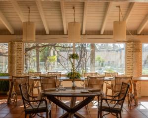 a dining room with a table and chairs at Hotel Finca El Peregrino in Puente la Reina