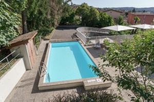 an overhead view of a swimming pool with umbrellas at Albergo Morgana in Mendrisio