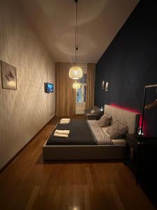 a bedroom with a large bed in a room at Blue Velvet Central Suite in Arad