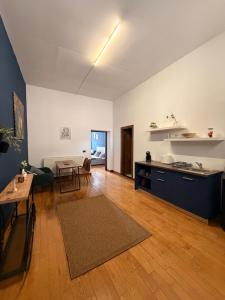 a living room with a kitchen and a table at Blue Velvet Central Suite in Arad
