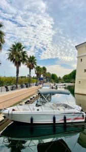Ein weißes Boot liegt im Wasser vor Anker. in der Unterkunft EASY Tropez in Grimaud