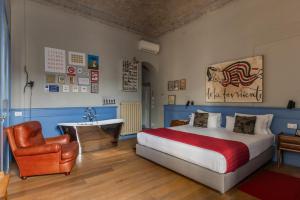 ein Schlafzimmer mit einem Bett, einem Schreibtisch und einem Stuhl in der Unterkunft AdAstra Suites in Florenz