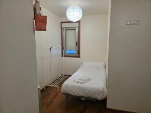 a small room with a bed and a mirror at Smart English Rooms in O Mesón Do Vento 