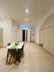 a kitchen and dining room with a table and chairs at In Villa - Dimora Liberty in Gravina in Puglia