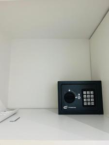 a black microwave sitting on top of a wall at In Villa - Dimora Liberty in Gravina in Puglia