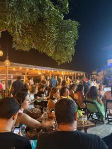 a group of people sitting at tables at a restaurant at Pousada de Itajuípe em Itajuípe in Itajuípe