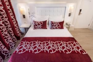 A bed or beds in a room at Laguna Beach Alya Resort & Spa