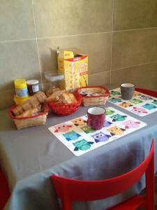 einen Tisch mit einem Tisch mit Brot und Essen darauf in der Unterkunft B&B La Torre in Rosello