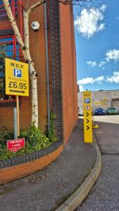 a yellow sign on the side of a building at Spacious Central Reading Flat, 2 Double Beds, Wi-Fi, Parking in Reading