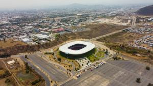 eine Luftaufnahme eines Fußballstadions in einer Stadt in der Unterkunft SR Hotel in Guadalajara