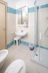 ein Badezimmer mit Waschbecken, Toilette und Dusche in der Unterkunft Hotel Zamagna in Cesenatico + 63 Fotos