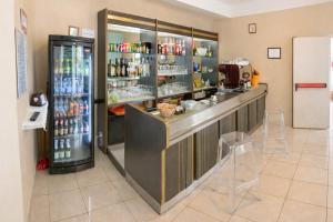 eine Bar in einem Restaurant mit Kühlschrank in der Unterkunft Hotel Zamagna in Cesenatico