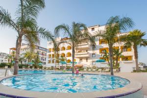 Kolam renang di atau dekat dengan Forte Hotel