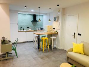 a kitchen and living room with a table and chairs at La Aduana - The Lodging Experience in Astorga