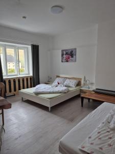 a bedroom with two beds in a room at Alte Post - Sonne in Gurk
