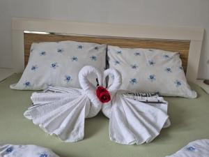 a group of towels and pillows on a bed at Alte Post - Sonne in Gurk +3 photos