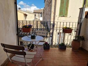 a balcony with a table and chairs on a fence at Affittacamere Fulginiae in Foligno +30 photos