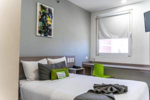 ein Schlafzimmer mit einem großen weißen Bett und einem Fenster in der Unterkunft SR Hotel in Guadalajara + 41 Fotos