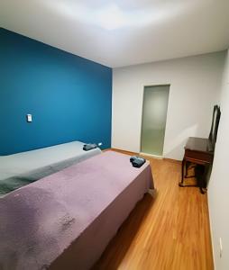 a bedroom with a bed and a chair and a desk at Expo SP, Metrô e Congonhas in São Paulo