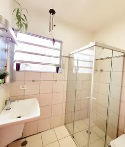 a bathroom with a glass shower and a sink at Expo SP, Metrô e Congonhas in São Paulo