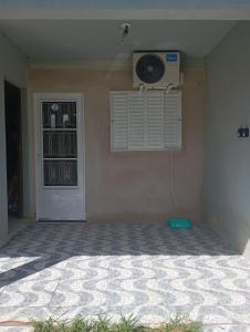 ein Zimmer mit Ventilator, Fenster und Tür in der Unterkunft Quarto suíte 2 in Itaqui