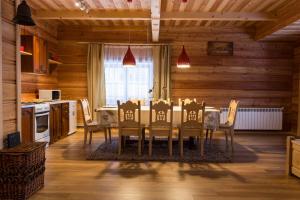 Kuchyňa alebo kuchynka v ubytovaní udanypobyt Apartamenty Przy Lesie 2