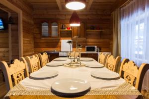Kuchyňa alebo kuchynka v ubytovaní udanypobyt Apartamenty Przy Lesie 2