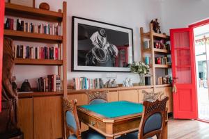 a dining room with a table and a red door at Casa Cielo Cardenal in Concepción del Uruguay