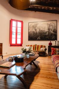 a living room with a table and a couch at Casa Cielo Cardenal in Concepción del Uruguay