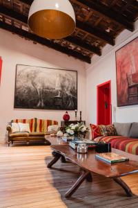 a living room with a couch and a table at Casa Cielo Cardenal in Concepción del Uruguay