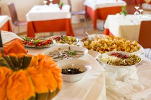 Makanan di atau berdekatan hotel