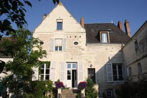 una antigua casa de piedra con torreta en La Fenice Beauval, en Saint-Aignan