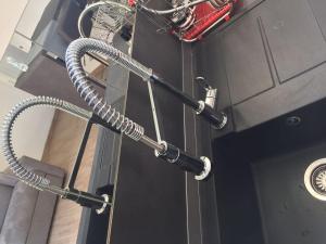 wąż jest podłączony do ściany w obiekcie Guest House Persico w mieście Desenzano del Garda +37 zdjęć