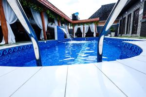 Piscina a Mapleleaf Suites o a prop