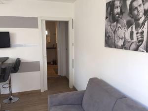 salon z kanapą i zdjęciem na ścianie w obiekcie Guest House Persico w mieście Desenzano del Garda