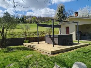 a barbecue grill on a patio in front of a house at Appartement cosy sur les Coteaux - à 10 min de Saint-Emilion in Sainte-Florence
