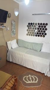 a room with two beds and a painting on the wall at Apto completo,1 dorm, pé na areia na Cidade Praia Grande, praia mirim in Praia Grande