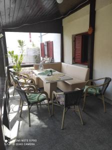 ein Zimmer mit Tisch und Stühlen auf einer Terrasse in der Unterkunft Forest Vila in Buşteni