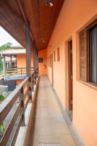 a corridor of a building with a wooden ceiling at Hotel Estação Trem Guararema in Guararema