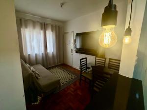 a living room with a table and a dining room at Apartamento Premium Liberdade in São Paulo
