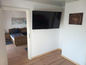 a flat screen tv on the wall of a bedroom at Privatunterkunft Kaning in Kaning