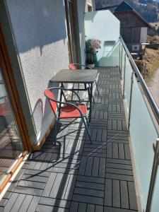 a balcony with two chairs and a table at Privatunterkunft Kaning in Kaning +3 photos