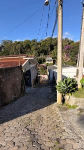a cobblestone street with a pole and a house at Refúgio no Interior in Domingos Martins