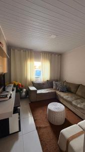 a living room with a couch and a table at Refúgio no Interior in Domingos Martins