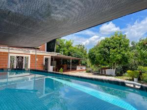 an empty swimming pool in front of a house at Alma Silvestre in Puerto Triunfo