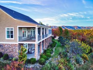 Luftaufnahme eines Hauses mit Balkon in der Unterkunft Mountain Lilly in Lenoir