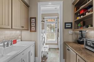 eine Küche mit Spüle und Kühlschrank in der Unterkunft Mountain Lilly in Lenoir + 61 Fotos